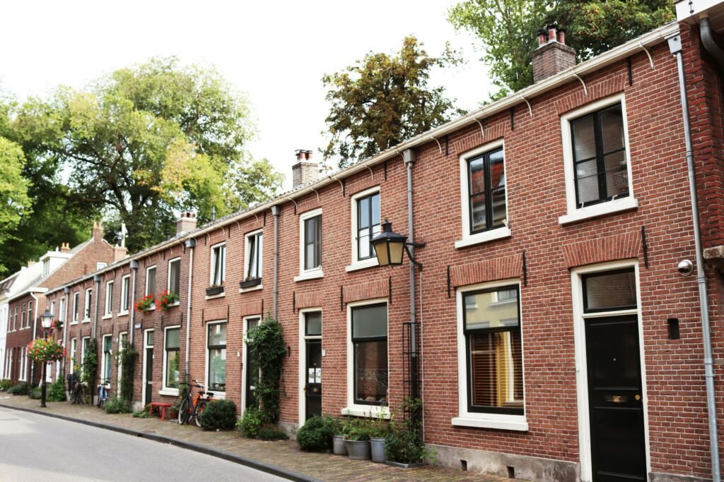 Eerste huis gekocht? Dit verandert er bij je belastingaangifte! Ontdek hoe je slim gebruikmaakt van aftrekposten en belastingvoordelen.
