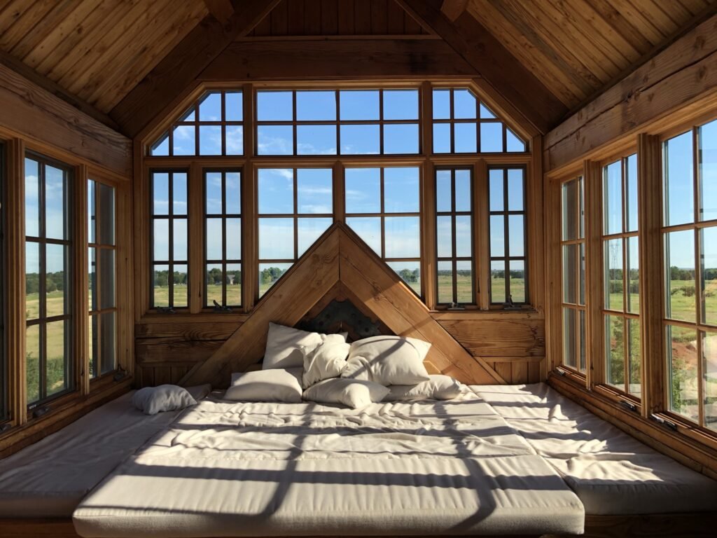 Samenwonen is een big step in je relatie. Zo leuk, maar er zijn wel een paar geldzaken die slim zijn om goed te regelen, voordat je roommates wordt. In dit artikel nemen we vijf van dit soort geldzaken met je door, zodat je gelukkig wordt van het samenwonen met je partner.